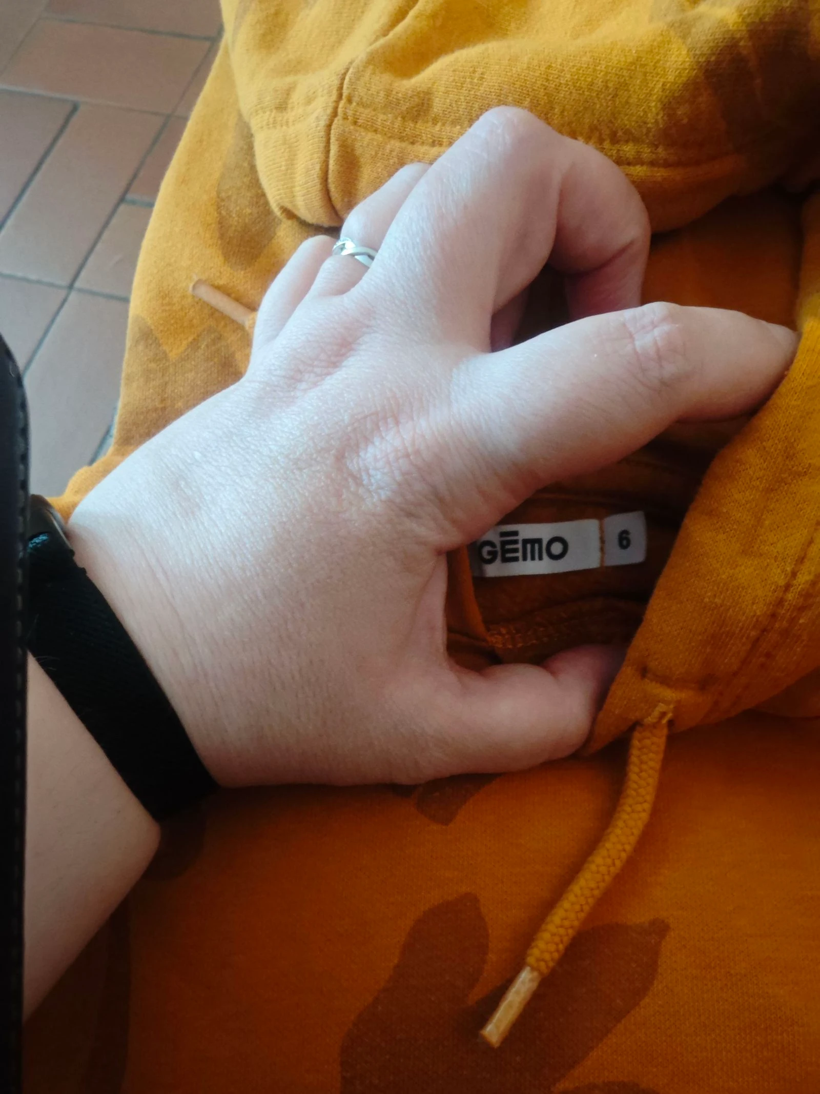 Sweat à capuche jaune moutarde taille 6 ans – photo 2